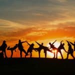 Gesellschaftliche Polarisierung: Ursachen, Mechanismen und Lösungsansätze für den sozialen Zusammenhalt